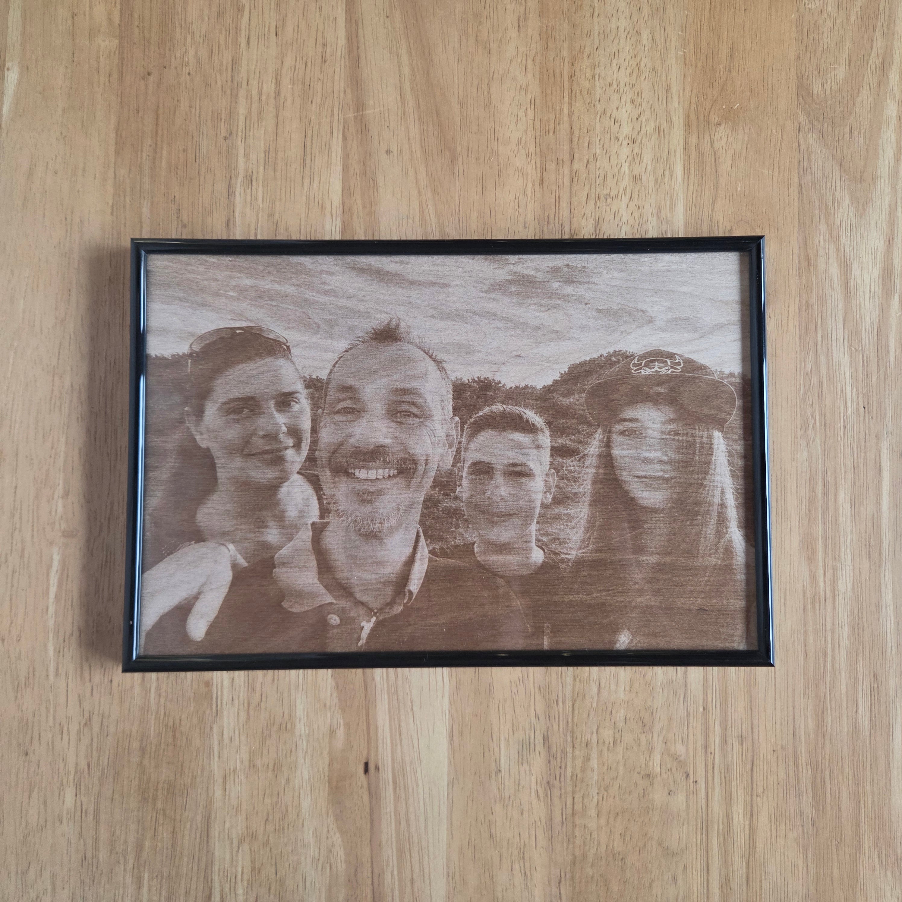 Ritratto di famiglia inciso su legno