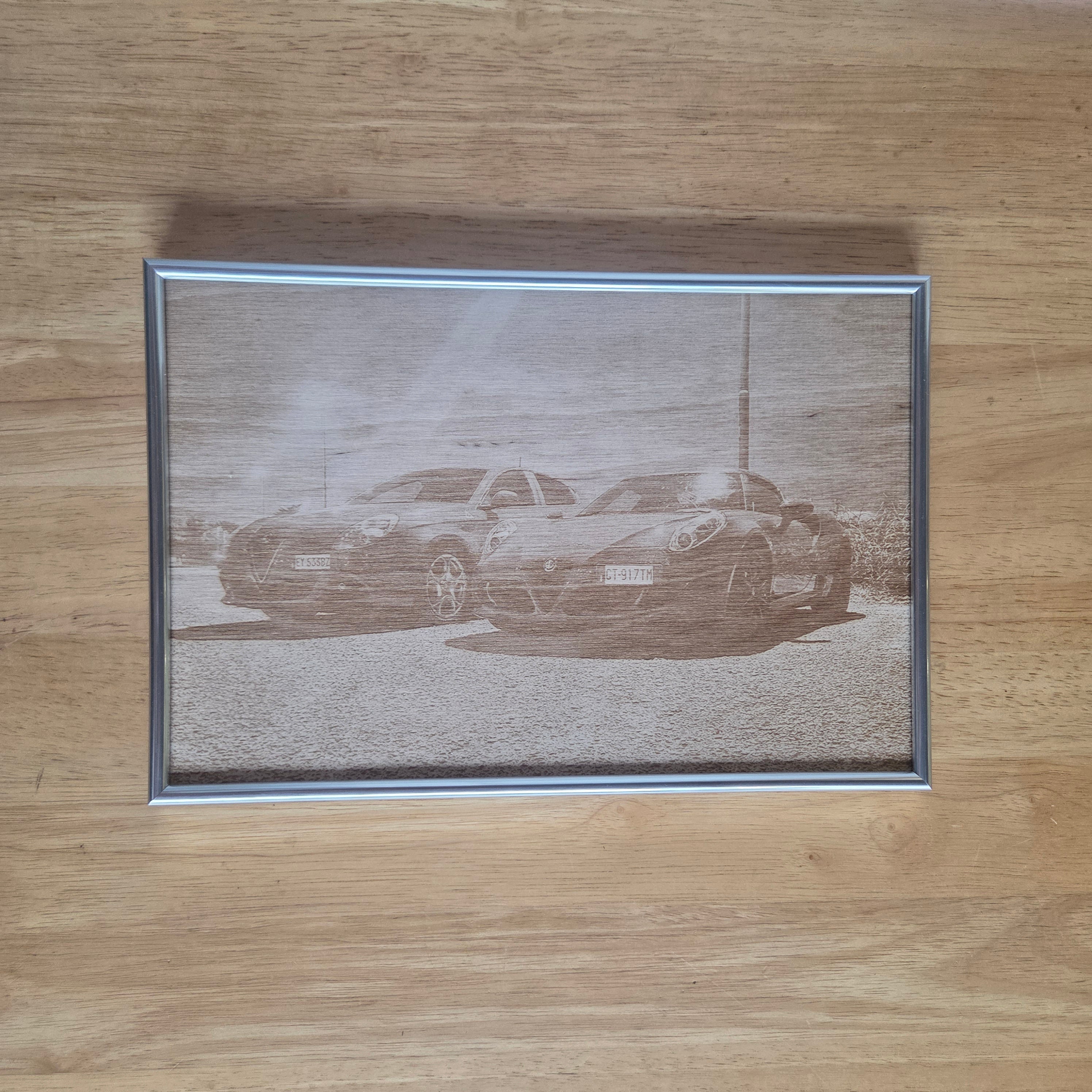 Automobile incisa su legno